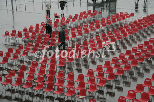 Heute fiel der Startschuss zur deutschlandweiten Jobmobil-Tour 2007. Vor dem neuen Hauptbahnhof in Berlin wurde auf knapp 1.000 qm aus leeren Stühlen die Zahl 