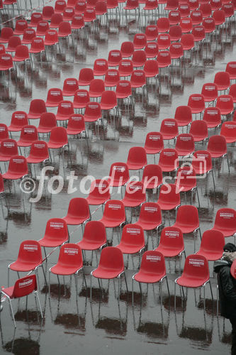 Heute fiel der Startschuss zur deutschlandweiten Jobmobil-Tour 2007. Vor dem neuen Hauptbahnhof in Berlin wurde auf knapp 1.000 qm aus leeren Stühlen die Zahl 