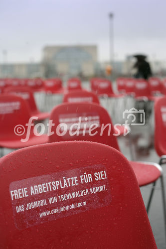 Heute fiel der Startschuss zur deutschlandweiten Jobmobil-Tour 2007. Vor dem neuen Hauptbahnhof in Berlin wurde auf knapp 1.000 qm aus leeren Stühlen die Zahl 