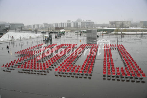 Heute fiel der Startschuss zur deutschlandweiten Jobmobil-Tour 2007. Vor dem neuen Hauptbahnhof in Berlin wurde auf knapp 1.000 qm aus leeren Stühlen die Zahl 