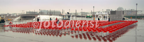 Heute fiel der Startschuss zur deutschlandweiten Jobmobil-Tour 2007. Vor dem neuen Hauptbahnhof in Berlin wurde auf knapp 1.000 qm aus leeren Stühlen die Zahl 