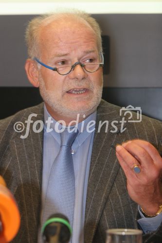 (C) fotodienst/Anna Rauchenberger - Wien 07.03.2007  - Rauchen: ÖsterreicherInnen laut OGM für Information statt Verbot. FOTO: Dr. Manfred Ainedter (Rechtsanwalt).