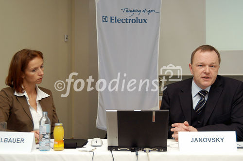 (C)fotodienst/Mag. Daniel Katzinger - Wien 19.02.2007
Pressekonferenz Electrolux Hausgeräte GmbH - Jahresergebnisse 2006
Foto v.l.:Brigitte Mühlbauer (Menedetter PR),  Alfred Janovsky (Geschäftsführer der Electrolux Hausgeräte GmbH Österreich)