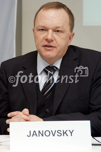 (C)fotodienst/Mag. Daniel Katzinger - Wien 19.02.2007
Pressekonferenz Electrolux Hausgeräte GmbH - Jahresergebnisse 2006
Foto: Alfred Janovsky (Geschäftsführer der Electrolux Hausgeräte GmbH Österreich)