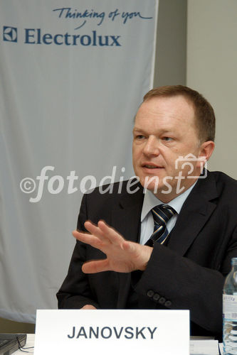 (C)fotodienst/Mag. Daniel Katzinger - Wien 19.02.2007
Pressekonferenz Electrolux Hausgeräte GmbH - Jahresergebnisse 2006
Foto: Alfred Janovsky (Geschäftsführer der Electrolux Hausgeräte GmbH Österreich)