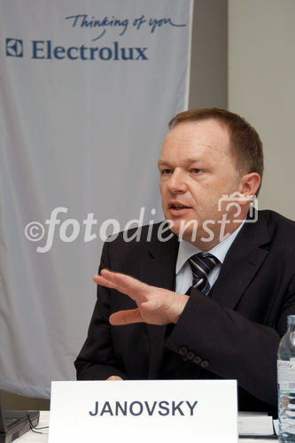 (C)fotodienst/Mag. Daniel Katzinger - Wien 19.02.2007
Pressekonferenz Electrolux Hausgeräte GmbH - Jahresergebnisse 2006
Foto: Alfred Janovsky (Geschäftsführer der Electrolux Hausgeräte GmbH Österreich)