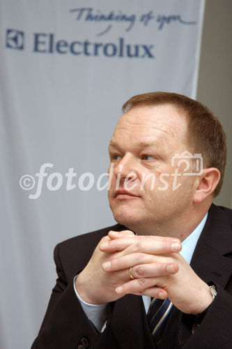 (C)fotodienst/Mag. Daniel Katzinger - Wien 19.02.2007
Pressekonferenz Electrolux Hausgeräte GmbH - Jahresergebnisse 2006
Foto: Alfred Janovsky (Geschäftsführer der Electrolux Hausgeräte GmbH Österreich)