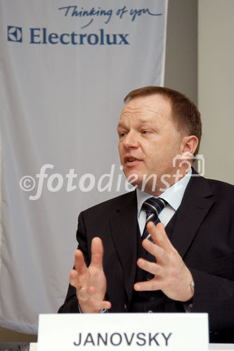 (C)fotodienst/Mag. Daniel Katzinger - Wien 19.02.2007
Pressekonferenz Electrolux Hausgeräte GmbH - Jahresergebnisse 2006
Foto: Alfred Janovsky (Geschäftsführer der Electrolux Hausgeräte GmbH Österreich)