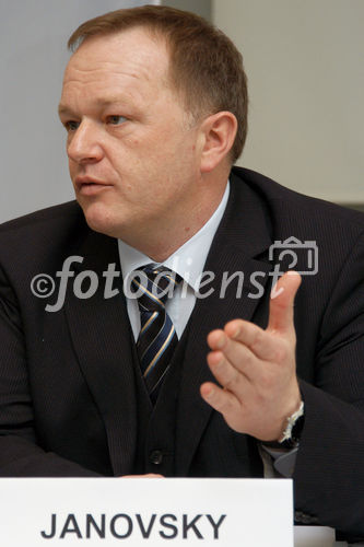 (C)fotodienst/Mag. Daniel Katzinger - Wien 19.02.2007Pressekonferenz Electrolux Hausgeräte GmbH - Jahresergebnisse 2006Foto: Alfred Janovsky (Geschäftsführer der Electrolux Hausgeräte GmbH Österreich)