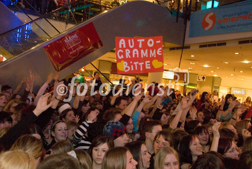 Die Starmainia Finalisten in der Shopping City Seiersberg!
Die jungen Stars liesen die aufgeregten Teens rund eine halbe Stunde auf ihren Auftritt warten. Dann gab es jedoch eine tolle Vorstellung für die zahlreich erschienenen Fans mit anschließender Autogrammstunde.