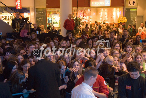 Die Starmainia Finalisten in der Shopping City Seiersberg!
Die jungen Stars liesen die aufgeregten Teens rund eine halbe Stunde auf ihren Auftritt warten. Dann gab es jedoch eine tolle Vorstellung für die zahlreich erschienenen Fans mit anschließender Autogrammstunde.