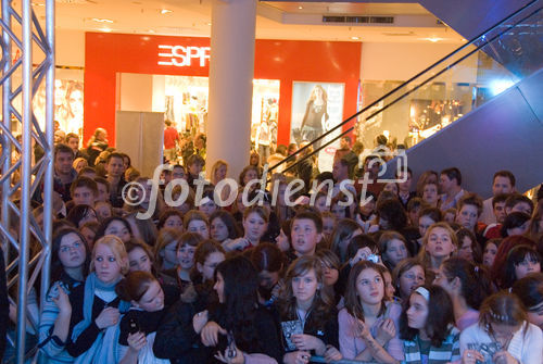 Die Starmainia Finalisten in der Shopping City Seiersberg!
Die jungen Stars liesen die aufgeregten Teens rund eine halbe Stunde auf ihren Auftritt warten. Dann gab es jedoch eine tolle Vorstellung für die zahlreich erschienenen Fans mit anschließender Autogrammstunde.