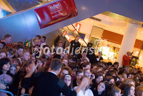 Die Starmainia Finalisten in der Shopping City Seiersberg!
Die jungen Stars liesen die aufgeregten Teens rund eine halbe Stunde auf ihren Auftritt warten. Dann gab es jedoch eine tolle Vorstellung für die zahlreich erschienenen Fans mit anschließender Autogrammstunde.