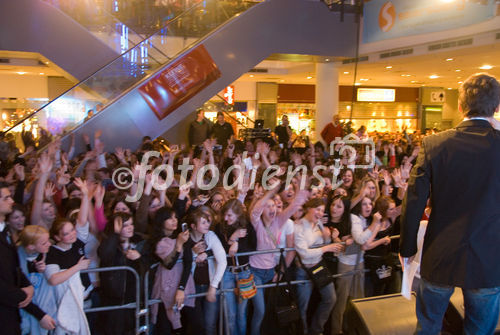 Die Starmainia Finalisten in der Shopping City Seiersberg!
Die jungen Stars liesen die aufgeregten Teens rund eine halbe Stunde auf ihren Auftritt warten. Dann gab es jedoch eine tolle Vorstellung für die zahlreich erschienenen Fans mit anschließender Autogrammstunde.