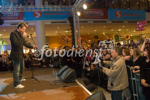 Die Starmainia Finalisten in der Shopping City Seiersberg!
Die jungen Stars liesen die aufgeregten Teens rund eine halbe Stunde auf ihren Auftritt warten. Dann gab es jedoch eine tolle Vorstellung für die zahlreich erschienenen Fans mit anschließender Autogrammstunde.