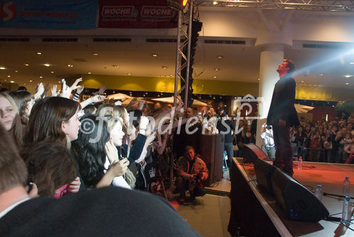 Die Starmainia Finalisten in der Shopping City Seiersberg!
Die jungen Stars liesen die aufgeregten Teens rund eine halbe Stunde auf ihren Auftritt warten. Dann gab es jedoch eine tolle Vorstellung für die zahlreich erschienenen Fans mit anschließender Autogrammstunde.