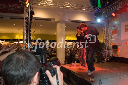 Die Starmainia Finalisten in der Shopping City Seiersberg!
Die jungen Stars liesen die aufgeregten Teens rund eine halbe Stunde auf ihren Auftritt warten. Dann gab es jedoch eine tolle Vorstellung für die zahlreich erschienenen Fans mit anschließender Autogrammstunde.