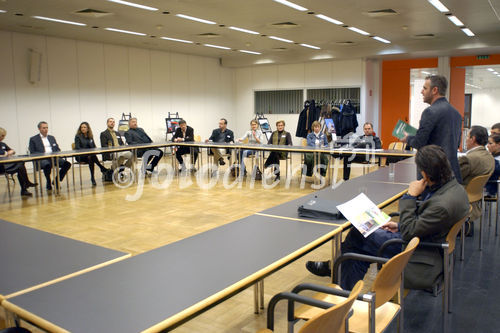 Monatliche Auszeichnung der besten Verkehrsmittelkampagne Österreichs. Foto: Fred Kendlbacher (Gewista - Progress Salzburg) und die Juroren bei der Wahl des Traffic Awards im Jänner.                                                                                            