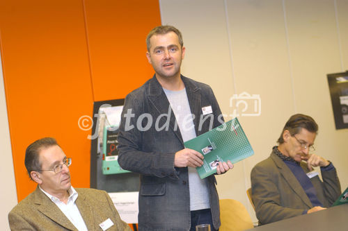 Monatliche Auszeichnung der besten Verkehrsmittelkampagne Österreichs. Foto: Fred Kendlbacher (Gewista - Progress Salzburg) und die Juroren bei der Wahl des Traffic Awards im Jänner.                                                                                                                           