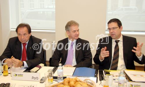 (C) fotodienst/Anna Rauchenberger - Wien 12.01.2007  - Saint-Gobain Weber Terranova gewinnt mit Fassadensanierung. FOTO: Dr. Rüdiger Vogel (GF Saint-Gobain Weber Terranova, Mitte), Prok. Christian Poprawa (Marketing, rechts) und Prok. Gebhard Parb (Vertriebsleiter, links).