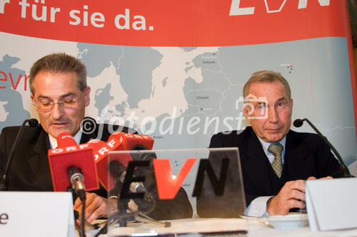 (C) fotodienst/Gudrun Krieger - Wien 12.12.2006  - Wert schaffen - Stärken nutzen: EVN zieht positive Bilanz für 2005/06. FOTO: links  Mag. Dr. Michael Längle (Leiter der Finanzabteilung), rechts Dr. Burkhard Hofer (Vorstandssprecher)