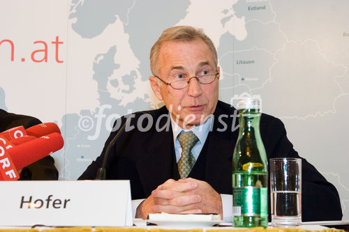 (C) fotodienst/Gudrun Krieger - Wien 12.12.2006  - Wert schaffen - Stärken nutzen: EVN zieht positive Bilanz für 2005/06. Heute wurden im Hotel Bristol die hervorragenden Ergebnisse der Jahresbilanz 2005/06 des österreichischen Energiekonzerns EVN präsentiert. Vorstandssprecher Dr. Burkhard Hofer und der Leiter der Finanzabteilung Mag. Dr. Michael Längle  freuen sich deutliche Ergebnissteigerungen im vergangenen Geschäftsjahr verzeichnen zu können. Der enorme Profit aus dem Osteuropakurs ist unumstritten. FOTO:Dr. Burkhard Hofer