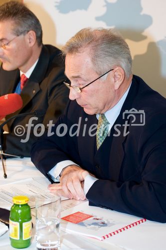 (C) fotodienst/Gudrun Krieger - Wien 12.12.2006  - Wert schaffen - Stärken nutzen: EVN zieht positive Bilanz für 2005/06. Heute wurden im Hotel Bristol die hervorragenden Ergebnisse der Jahresbilanz 2005/06 des österreichischen Energiekonzerns EVN präsentiert. Vorstandssprecher Dr. Burkhard Hofer und der Leiter der Finanzabteilung Mag. Dr. Michael Längle  freuen sich deutliche Ergebnissteigerungen im vergangenen Geschäftsjahr verzeichnen zu können. Der enorme Profit aus dem Osteuropakurs ist unumstritten. FOTO:Dr. Burkhard Hofer