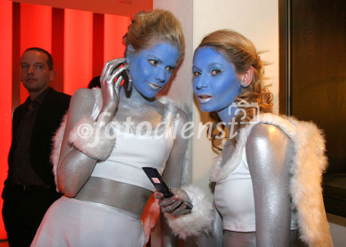 (C) fotodienst/Anna Rauchenberger - Wien 06.12.2006  - Motorola präsentiert das Klapp-Handys KRZR. FOTO: Motorola-Angels mit dem neuen Handymodell.