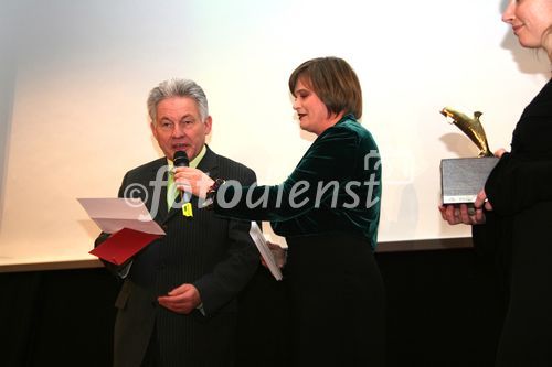 Engerwitzdorf - Wien 2006-11-23: 'Beste Filmbeiträge des ?Bunten Fernsehens? Engerwitzdorf bei Galaveranstaltung mit dem 'Goldenen Delfin 06' ausgezeichnet': Dr Josef Pühringer, Landeshauptmann Oberösterreich; Mag. Sigrid Bachinger, MBA, Pressesprecherin Telekom Austria  - Foto: www.iManufaktur.at