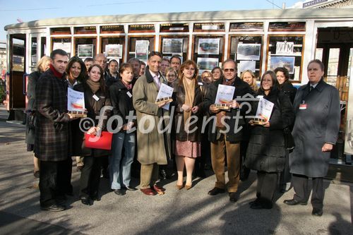 (C) fotodienst/Anna Rauchenberger - Wien 23.11.2006  - Traffic Award November: Ringrundfahrt im historischen Manner-Wagen. FOTO: Jury mit Gewinner im Vordergrund.