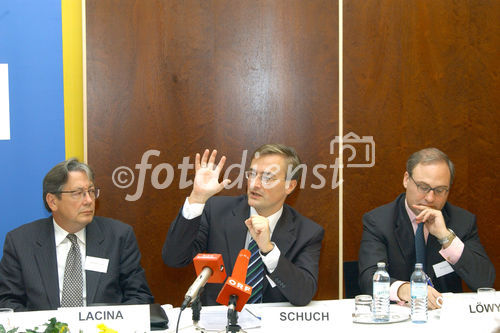 Wirtschaftswachstum der Superlative.  Foto v.li.n.re:  BM a.D.Dkfm. Ferdinand Lacina ; Prof.Dr. Josef Schuch (Deloitte Österreich , BA-CA CEE Berater);  Mag. Michael Loewy (Federation of the Austrian Industry)                                                            