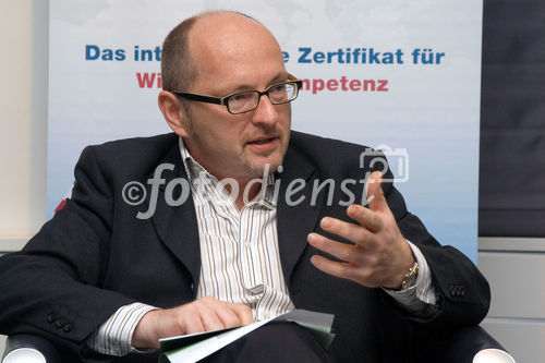 (C)fotodienst/Mag. Daniel Katzinger - Wien 20.11.2006
Wirtschaftskompetenz auf dem Prüfstand 
Präsentation der brisanten Ergebnisse einer aktuellen Bildungsstudie
Foto: Univ.-Prof. Dr. Wolfgang Jütte (Professor für Weiterbildungsforschung an der Donau-Universität Krems)