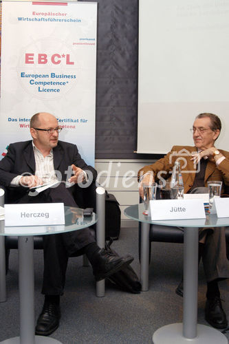 (C)fotodienst/Mag. Daniel Katzinger - Wien 20.11.2006
Wirtschaftskompetenz auf dem Prüfstand 
Präsentation der brisanten Ergebnisse einer aktuellen Bildungsstudie
Foto v.l.: Univ.-Prof. Dr. Wolfgang Jütte (Professor für Weiterbildungsforschung an der Donau-Universität Krems), Univ.-Prof. Dr. Dr. Gerhard E. Ortner (Vorstandsvorsitzender Kuratorium Wirtschaftskompetenz für Europa e.V.)