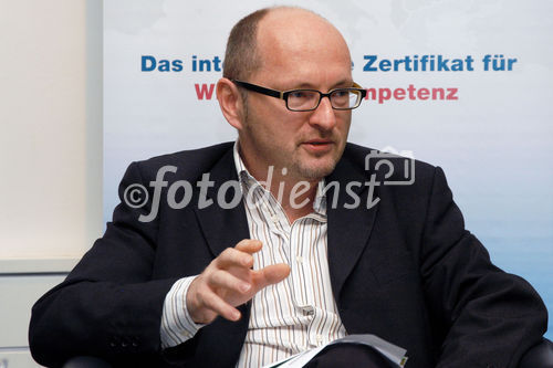 (C)fotodienst/Mag. Daniel Katzinger - Wien 20.11.2006
Wirtschaftskompetenz auf dem Prüfstand 
Präsentation der brisanten Ergebnisse einer aktuellen Bildungsstudie
Foto: Univ.-Prof. Dr. Wolfgang Jütte (Professor für Weiterbildungsforschung an der Donau-Universität Krems)