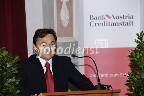 Zehn Jahre Forschungspreis der Bank Austria Creditanstalt: 7.500 Euro für drei junge WissenschafterInnen der Uni Graz

Ein Jubiläum feiert heuer der Forschungspreis der Bank Austria Creditanstalt. Am 20. November 2006 wurde die Auszeichnung zum zehnten Mal an NachwuchswissenschafterInnen verschiedener Fakultäten der Karl-Franzens-Universität vergeben. Prämiert werden besonders aktuelle, innovative oder praxisnahe Arbeiten im Rahmen einer Dissertation oder eines Projektes. Drei junge ForscherInnen teilen sich das begehrte Stipendium, dotiert mit insgesamt 7.500 Euro.

Rektor Univ.-Prof. Dr. Alfred Gutschelhofer lobte bei der feierlichen Verleihung im Festsaal des Meerscheinschlosses die ausgezeichneten wissenschaftlichen Leistungen der PreisträgerInnen Mag. Claudia Hirschmann, Mag. Michael Laner und Dr. Human-Friedrich Unterrainer und dankte der Bank Austria Creditanstalt für die langjährige Unterstützung. 
