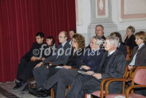 Zehn Jahre Forschungspreis der Bank Austria Creditanstalt: 7.500 Euro für drei junge WissenschafterInnen der Uni Graz

Ein Jubiläum feiert heuer der Forschungspreis der Bank Austria Creditanstalt. Am 20. November 2006 wurde die Auszeichnung zum zehnten Mal an NachwuchswissenschafterInnen verschiedener Fakultäten der Karl-Franzens-Universität vergeben. Prämiert werden besonders aktuelle, innovative oder praxisnahe Arbeiten im Rahmen einer Dissertation oder eines Projektes. Drei junge ForscherInnen teilen sich das begehrte Stipendium, dotiert mit insgesamt 7.500 Euro.

Rektor Univ.-Prof. Dr. Alfred Gutschelhofer lobte bei der feierlichen Verleihung im Festsaal des Meerscheinschlosses die ausgezeichneten wissenschaftlichen Leistungen der PreisträgerInnen Mag. Claudia Hirschmann, Mag. Michael Laner und Dr. Human-Friedrich Unterrainer und dankte der Bank Austria Creditanstalt für die langjährige Unterstützung. 
