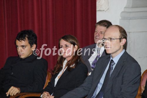 Zehn Jahre Forschungspreis der Bank Austria Creditanstalt: 7.500 Euro für drei junge WissenschafterInnen der Uni Graz

Ein Jubiläum feiert heuer der Forschungspreis der Bank Austria Creditanstalt. Am 20. November 2006 wurde die Auszeichnung zum zehnten Mal an NachwuchswissenschafterInnen verschiedener Fakultäten der Karl-Franzens-Universität vergeben. Prämiert werden besonders aktuelle, innovative oder praxisnahe Arbeiten im Rahmen einer Dissertation oder eines Projektes. Drei junge ForscherInnen teilen sich das begehrte Stipendium, dotiert mit insgesamt 7.500 Euro.

Rektor Univ.-Prof. Dr. Alfred Gutschelhofer lobte bei der feierlichen Verleihung im Festsaal des Meerscheinschlosses die ausgezeichneten wissenschaftlichen Leistungen der PreisträgerInnen Mag. Claudia Hirschmann, Mag. Michael Laner und Dr. Human-Friedrich Unterrainer und dankte der Bank Austria Creditanstalt für die langjährige Unterstützung. 
