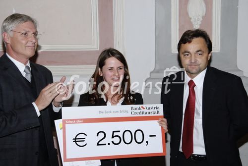 Zehn Jahre Forschungspreis der Bank Austria Creditanstalt: 7.500 Euro für drei junge WissenschafterInnen der Uni Graz

Ein Jubiläum feiert heuer der Forschungspreis der Bank Austria Creditanstalt. Am 20. November 2006 wurde die Auszeichnung zum zehnten Mal an NachwuchswissenschafterInnen verschiedener Fakultäten der Karl-Franzens-Universität vergeben. Prämiert werden besonders aktuelle, innovative oder praxisnahe Arbeiten im Rahmen einer Dissertation oder eines Projektes. Drei junge ForscherInnen teilen sich das begehrte Stipendium, dotiert mit insgesamt 7.500 Euro.

Rektor Univ.-Prof. Dr. Alfred Gutschelhofer lobte bei der feierlichen Verleihung im Festsaal des Meerscheinschlosses die ausgezeichneten wissenschaftlichen Leistungen der PreisträgerInnen Mag. Claudia Hirschmann, Mag. Michael Laner und Dr. Human-Friedrich Unterrainer und dankte der Bank Austria Creditanstalt für die langjährige Unterstützung. 
