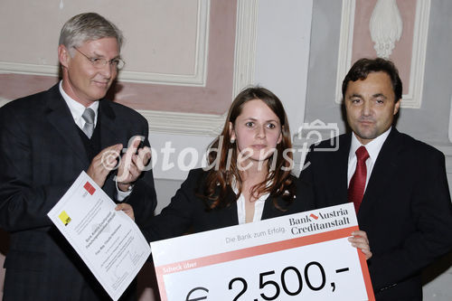 Zehn Jahre Forschungspreis der Bank Austria Creditanstalt: 7.500 Euro für drei junge WissenschafterInnen der Uni Graz

Ein Jubiläum feiert heuer der Forschungspreis der Bank Austria Creditanstalt. Am 20. November 2006 wurde die Auszeichnung zum zehnten Mal an NachwuchswissenschafterInnen verschiedener Fakultäten der Karl-Franzens-Universität vergeben. Prämiert werden besonders aktuelle, innovative oder praxisnahe Arbeiten im Rahmen einer Dissertation oder eines Projektes. Drei junge ForscherInnen teilen sich das begehrte Stipendium, dotiert mit insgesamt 7.500 Euro.

Rektor Univ.-Prof. Dr. Alfred Gutschelhofer lobte bei der feierlichen Verleihung im Festsaal des Meerscheinschlosses die ausgezeichneten wissenschaftlichen Leistungen der PreisträgerInnen Mag. Claudia Hirschmann, Mag. Michael Laner und Dr. Human-Friedrich Unterrainer und dankte der Bank Austria Creditanstalt für die langjährige Unterstützung. 
