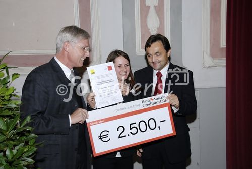 Zehn Jahre Forschungspreis der Bank Austria Creditanstalt: 7.500 Euro für drei junge WissenschafterInnen der Uni Graz

Ein Jubiläum feiert heuer der Forschungspreis der Bank Austria Creditanstalt. Am 20. November 2006 wurde die Auszeichnung zum zehnten Mal an NachwuchswissenschafterInnen verschiedener Fakultäten der Karl-Franzens-Universität vergeben. Prämiert werden besonders aktuelle, innovative oder praxisnahe Arbeiten im Rahmen einer Dissertation oder eines Projektes. Drei junge ForscherInnen teilen sich das begehrte Stipendium, dotiert mit insgesamt 7.500 Euro.

Rektor Univ.-Prof. Dr. Alfred Gutschelhofer lobte bei der feierlichen Verleihung im Festsaal des Meerscheinschlosses die ausgezeichneten wissenschaftlichen Leistungen der PreisträgerInnen Mag. Claudia Hirschmann, Mag. Michael Laner und Dr. Human-Friedrich Unterrainer und dankte der Bank Austria Creditanstalt für die langjährige Unterstützung. 
