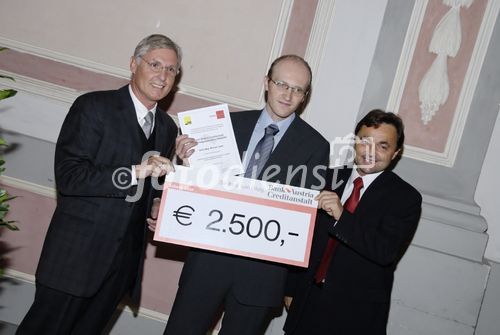 Zehn Jahre Forschungspreis der Bank Austria Creditanstalt: 7.500 Euro für drei junge WissenschafterInnen der Uni Graz

Ein Jubiläum feiert heuer der Forschungspreis der Bank Austria Creditanstalt. Am 20. November 2006 wurde die Auszeichnung zum zehnten Mal an NachwuchswissenschafterInnen verschiedener Fakultäten der Karl-Franzens-Universität vergeben. Prämiert werden besonders aktuelle, innovative oder praxisnahe Arbeiten im Rahmen einer Dissertation oder eines Projektes. Drei junge ForscherInnen teilen sich das begehrte Stipendium, dotiert mit insgesamt 7.500 Euro.

Rektor Univ.-Prof. Dr. Alfred Gutschelhofer lobte bei der feierlichen Verleihung im Festsaal des Meerscheinschlosses die ausgezeichneten wissenschaftlichen Leistungen der PreisträgerInnen Mag. Claudia Hirschmann, Mag. Michael Laner und Dr. Human-Friedrich Unterrainer und dankte der Bank Austria Creditanstalt für die langjährige Unterstützung. 
