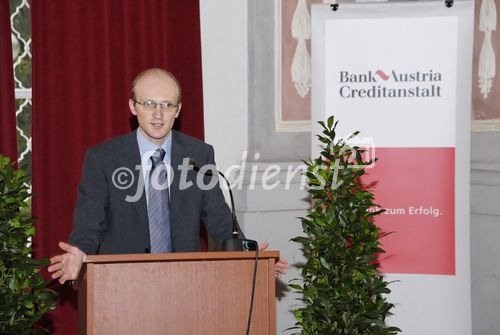 Zehn Jahre Forschungspreis der Bank Austria Creditanstalt: 7.500 Euro für drei junge WissenschafterInnen der Uni Graz

Ein Jubiläum feiert heuer der Forschungspreis der Bank Austria Creditanstalt. Am 20. November 2006 wurde die Auszeichnung zum zehnten Mal an NachwuchswissenschafterInnen verschiedener Fakultäten der Karl-Franzens-Universität vergeben. Prämiert werden besonders aktuelle, innovative oder praxisnahe Arbeiten im Rahmen einer Dissertation oder eines Projektes. Drei junge ForscherInnen teilen sich das begehrte Stipendium, dotiert mit insgesamt 7.500 Euro.

Rektor Univ.-Prof. Dr. Alfred Gutschelhofer lobte bei der feierlichen Verleihung im Festsaal des Meerscheinschlosses die ausgezeichneten wissenschaftlichen Leistungen der PreisträgerInnen Mag. Claudia Hirschmann, Mag. Michael Laner und Dr. Human-Friedrich Unterrainer und dankte der Bank Austria Creditanstalt für die langjährige Unterstützung. 
