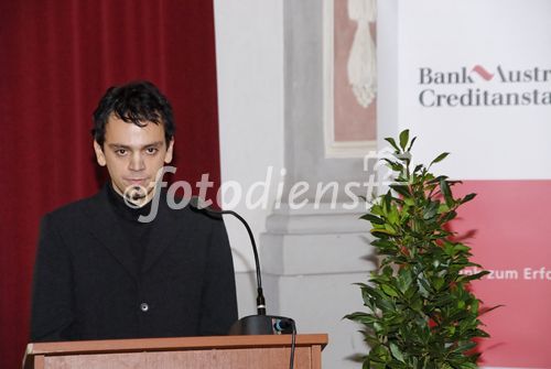 Zehn Jahre Forschungspreis der Bank Austria Creditanstalt: 7.500 Euro für drei junge WissenschafterInnen der Uni Graz

Ein Jubiläum feiert heuer der Forschungspreis der Bank Austria Creditanstalt. Am 20. November 2006 wurde die Auszeichnung zum zehnten Mal an NachwuchswissenschafterInnen verschiedener Fakultäten der Karl-Franzens-Universität vergeben. Prämiert werden besonders aktuelle, innovative oder praxisnahe Arbeiten im Rahmen einer Dissertation oder eines Projektes. Drei junge ForscherInnen teilen sich das begehrte Stipendium, dotiert mit insgesamt 7.500 Euro.

Rektor Univ.-Prof. Dr. Alfred Gutschelhofer lobte bei der feierlichen Verleihung im Festsaal des Meerscheinschlosses die ausgezeichneten wissenschaftlichen Leistungen der PreisträgerInnen Mag. Claudia Hirschmann, Mag. Michael Laner und Dr. Human-Friedrich Unterrainer und dankte der Bank Austria Creditanstalt für die langjährige Unterstützung. 
