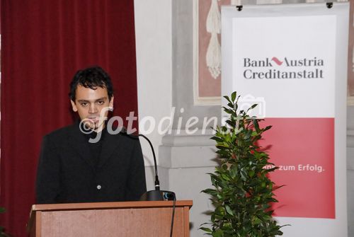 Zehn Jahre Forschungspreis der Bank Austria Creditanstalt: 7.500 Euro für drei junge WissenschafterInnen der Uni Graz

Ein Jubiläum feiert heuer der Forschungspreis der Bank Austria Creditanstalt. Am 20. November 2006 wurde die Auszeichnung zum zehnten Mal an NachwuchswissenschafterInnen verschiedener Fakultäten der Karl-Franzens-Universität vergeben. Prämiert werden besonders aktuelle, innovative oder praxisnahe Arbeiten im Rahmen einer Dissertation oder eines Projektes. Drei junge ForscherInnen teilen sich das begehrte Stipendium, dotiert mit insgesamt 7.500 Euro.

Rektor Univ.-Prof. Dr. Alfred Gutschelhofer lobte bei der feierlichen Verleihung im Festsaal des Meerscheinschlosses die ausgezeichneten wissenschaftlichen Leistungen der PreisträgerInnen Mag. Claudia Hirschmann, Mag. Michael Laner und Dr. Human-Friedrich Unterrainer und dankte der Bank Austria Creditanstalt für die langjährige Unterstützung. 
