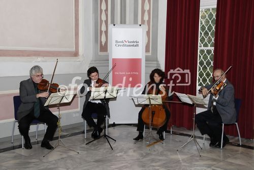 Zehn Jahre Forschungspreis der Bank Austria Creditanstalt: 7.500 Euro für drei junge WissenschafterInnen der Uni Graz

Ein Jubiläum feiert heuer der Forschungspreis der Bank Austria Creditanstalt. Am 20. November 2006 wurde die Auszeichnung zum zehnten Mal an NachwuchswissenschafterInnen verschiedener Fakultäten der Karl-Franzens-Universität vergeben. Prämiert werden besonders aktuelle, innovative oder praxisnahe Arbeiten im Rahmen einer Dissertation oder eines Projektes. Drei junge ForscherInnen teilen sich das begehrte Stipendium, dotiert mit insgesamt 7.500 Euro.

Rektor Univ.-Prof. Dr. Alfred Gutschelhofer lobte bei der feierlichen Verleihung im Festsaal des Meerscheinschlosses die ausgezeichneten wissenschaftlichen Leistungen der PreisträgerInnen Mag. Claudia Hirschmann, Mag. Michael Laner und Dr. Human-Friedrich Unterrainer und dankte der Bank Austria Creditanstalt für die langjährige Unterstützung. 
