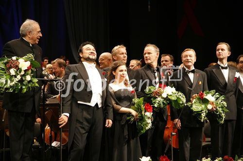 Feierliches Finale nach dem Vorstellung, mit einem großen Moderatorenaufgebot, v.l.n.r.: Lawrence Foster(Dirigent), Ramon Vargas (Tenor), Maria Virginia Savastano (Sopran),Johannes B.Kerner, Reinhold Beckmann, Otto Sander, Max Raabe