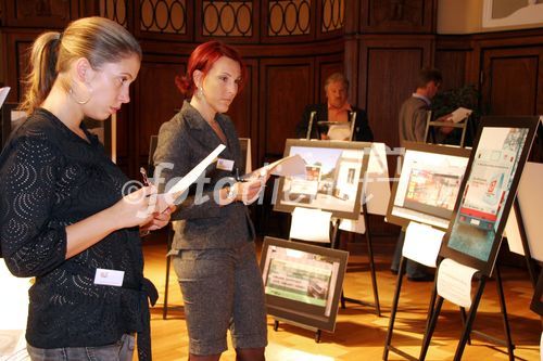 (C) fotodienst/Anna Rauchenberger - Wien 23.10.2006  - Der Traffic Award Oktober 2006 ging an MA 53 - Pressedienst 'Hundekampagne - Nimm ein Sackerl für mein Gackerl'. FOTO: Die Jury bewertet die nominierten Projekte.