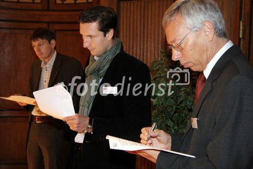 (C) fotodienst/Anna Rauchenberger - Wien 23.10.2006  - Der Traffic Award Oktober 2006 ging an MA 53 - Pressedienst 'Hundekampagne - Nimm ein Sackerl für mein Gackerl'. FOTO: Die Jury bewertet die nominierten Projekte.