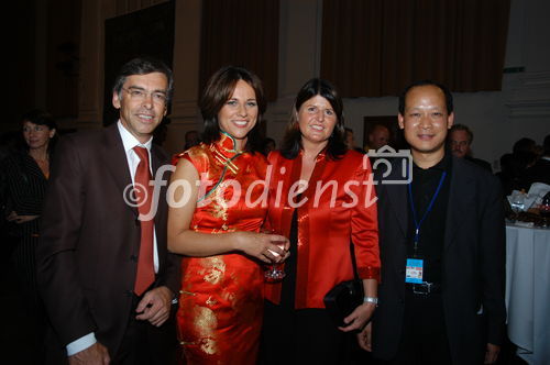 Chinesisch-Österreichische Musikgala 'Die Salzburger Nacht'
Hubert Nowak, Vera Russwurm, LH Gabi Burgstaller, Dr. Jian Wang - Produzent von Unipro
www.siebinger.com
Konto-Nr. 184333 bei 35000 RVS                                