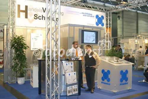 Im Rahmen der VIENNA-TEC.  Foto ganz rechts:René Schuber (Schuber Handelsvertretung) mit Mitarbeitern am Messestand.